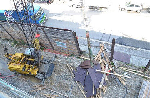 In Moosach haben Bretter einer umstürzenden Lärmschutzwand einen Arbeiter getroffen. Die Bilder vom Unfallort.