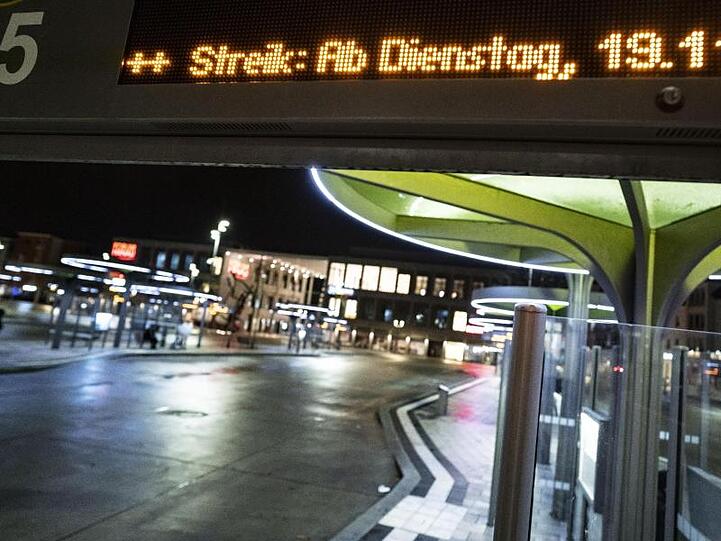 Eine Hinweistafel informiert Fahrgäste über den Streik.