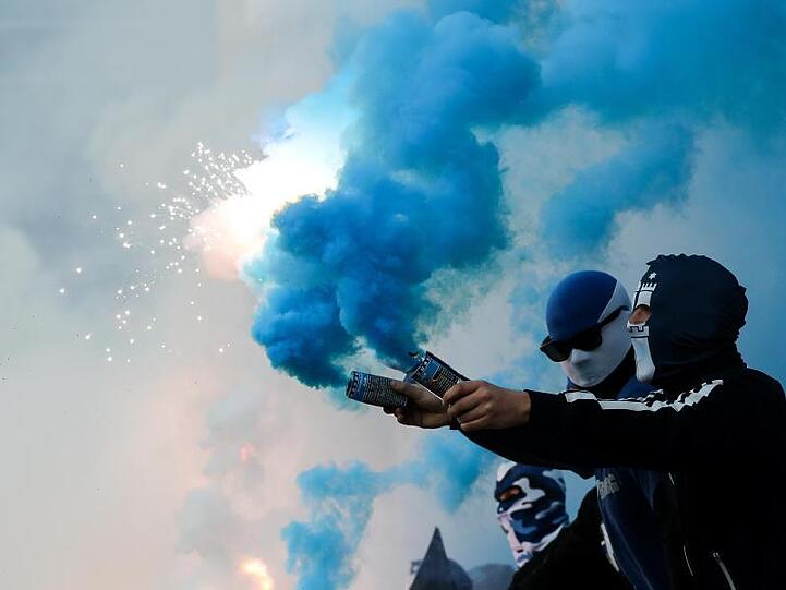 Fans des Hamburger SV brennen Pyrotechnik ab.