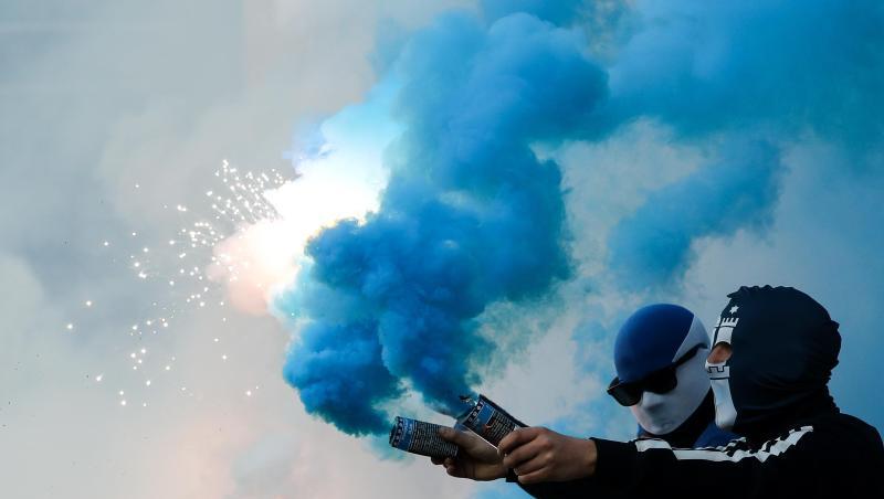 Fans des Hamburger SV brennen Pyrotechnik ab. Fans des Hamburger SV brennen Pyrotechnik ab.