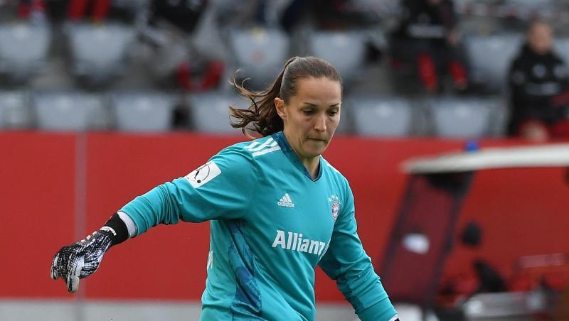 Münchens Torfrau Laura Benkarth spielt den Ball.