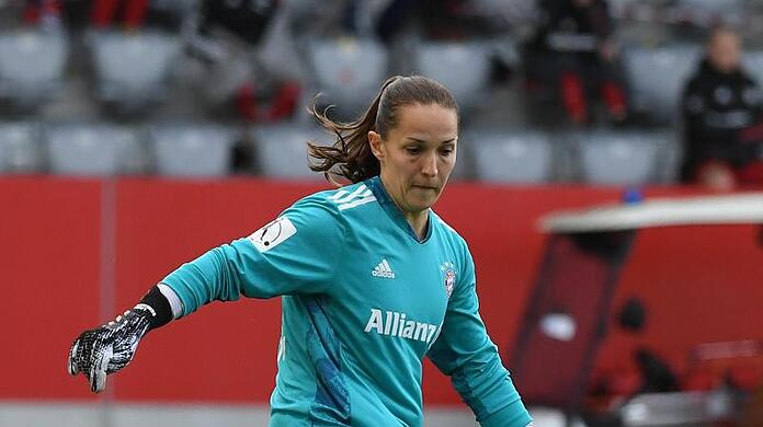 Münchens Torfrau Laura Benkarth spielt den Ball.