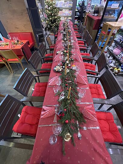 Damit die Tafel in der Christkindl-Tankstelle groß genug für alle Gäste wird, hat Sönmez Günan Tische und Stühle aus seinem Gartenbereich hereingeholt und mit Kissen und Tischdecke gemütlich hergerichtet.