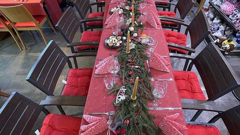 Damit die Tafel in der Christkindl-Tankstelle groß genug für alle Gäste wird, hat Sönmez Günan Tische und Stühle aus seinem Gartenbereich hereingeholt und mit Kissen und Tischdecke gemütlich hergerichtet. Damit die Tafel in der Christkindl-Tankstelle groß genug für alle Gäste wird, hat Sönmez Günan Tische und Stühle aus seinem Gartenbereich hereingeholt und mit Kissen und Tischdecke gemütlich hergerichtet.