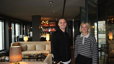Bene Fleischmann und Nina Brauroth empfangen die G&auml;ste im Openhouse. Auf den Sofas l&auml;sst sich gem&uuml;tlich Cappuccino trinken, nebenan wird gegessen.