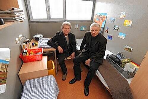 Das Münchener Kommissar-Duo Miroslav Nemec (li.) und Udo Wachtveitl, hier in ungewohnter Umgebung: einer Gefängniszelle.