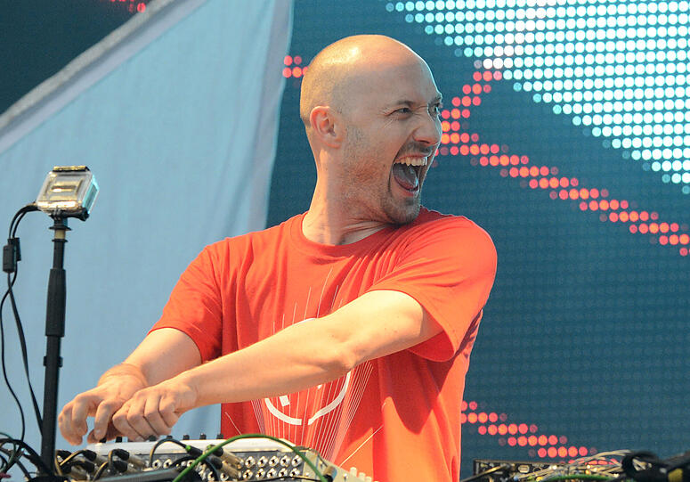 Wolkenbruch und Matsch statt "sky" und "sand" - trotzdem feiern am Sonntag 20.000 Fans den Berliner DJ Paul Kalkbrenner am Königsplatz.