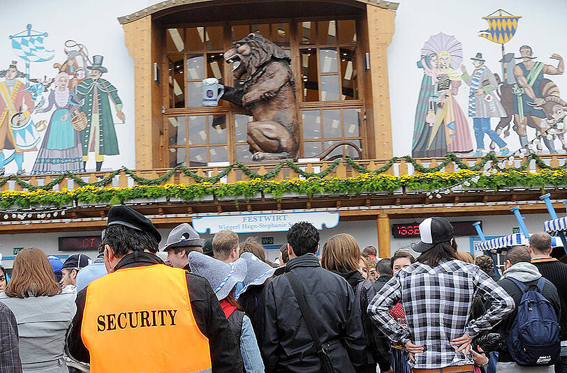 Die Ordner auf dem Oktoberfest brauchen ein dickes Fell. Mit dem Alkoholpegel steigt die Aggressivität der Wiesn-Besucher.