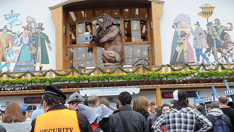 Die Ordner auf dem Oktoberfest brauchen ein dickes Fell. Mit dem Alkoholpegel steigt die Aggressivität der Wiesn-Besucher. Die Ordner auf dem Oktoberfest brauchen ein dickes Fell. Mit dem Alkoholpegel steigt die Aggressivität der Wiesn-Besucher.