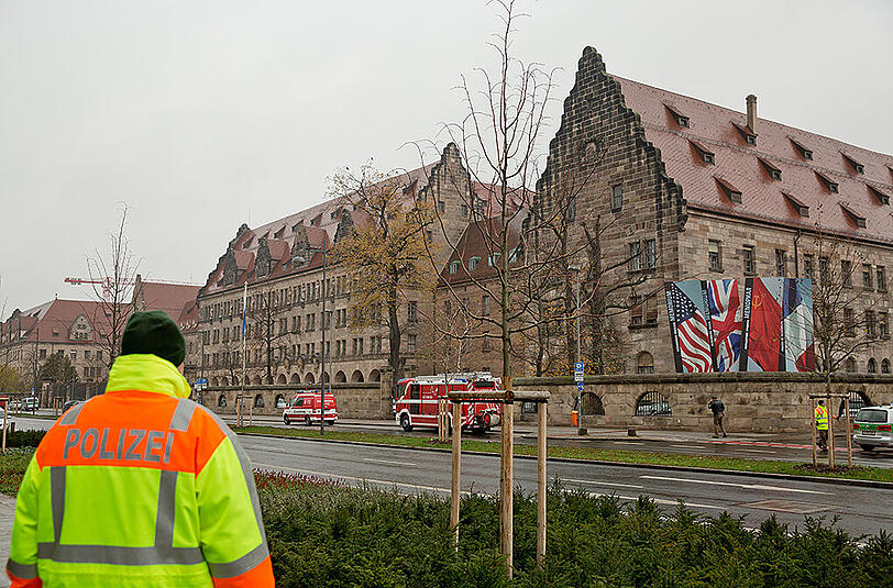Das Gelände um den Nürnberger Justizpalast ist am Mittwoch wegen eines verdächtigen Gepäckstücks abgeriegelt worden.