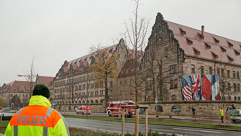 Das Gelände um den Nürnberger Justizpalast ist am Mittwoch wegen eines verdächtigen Gepäckstücks abgeriegelt worden. Das Gelände um den Nürnberger Justizpalast ist am Mittwoch wegen eines verdächtigen Gepäckstücks abgeriegelt worden.
