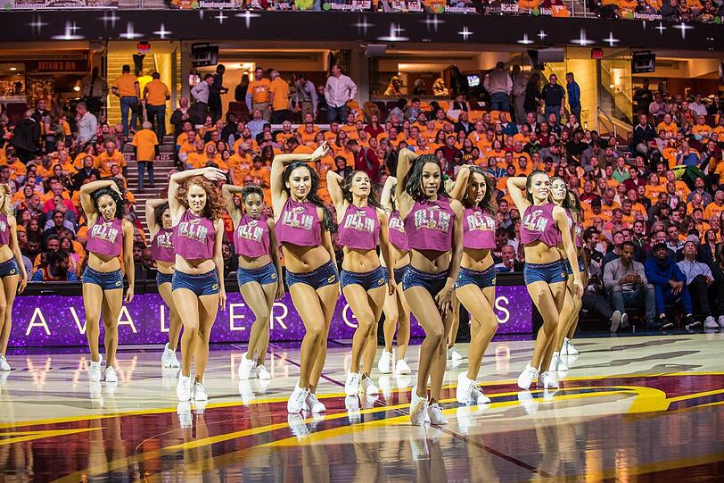 Im ersten Duell der NBA-Finalserie gingen die Cleveland Cavaliers gegen die Golden State Warriors unter. In jeder Hinsicht obenauf: die Cheerleader der Cavs! Sehen Sie selbst - die Bilder...