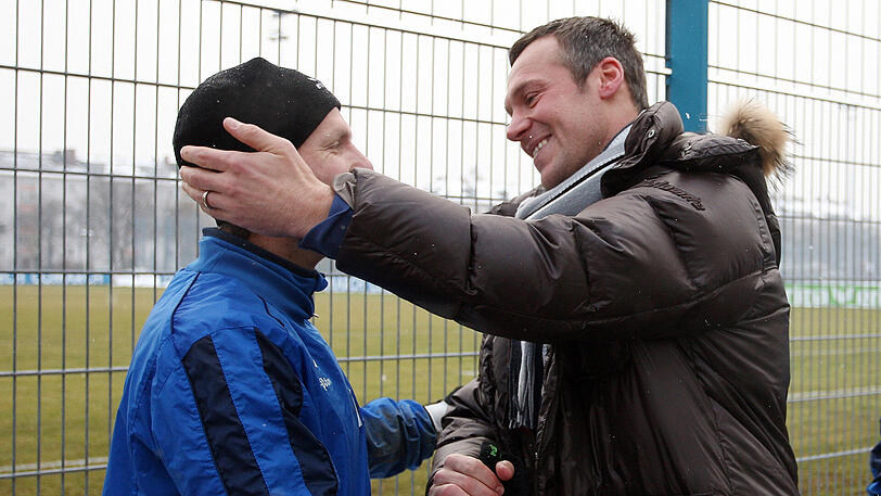 Michael Hofmann(r) bei einem Besuch bei den Löwen 2010 hier mit Benny Lauth. Jetzt kommen die beiden in der Traditions-Mannschaft wieder zusammen.