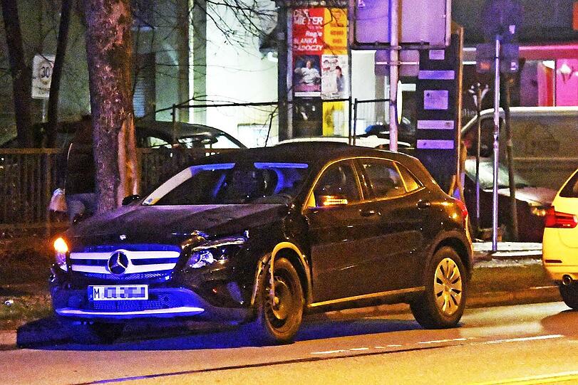 Bilder vom Unfallort am Mittwochabend: Eine Frau starb kurze Zeit nach dem Zusammenstoß, die andere schwebt weiterhin in Lebensgefahr.