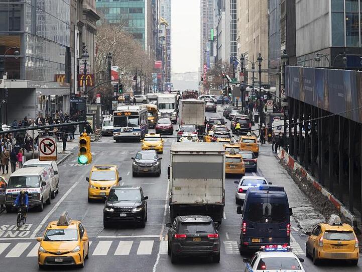 Dichter Verkehr auf der 42nd Street: Als erste US-Metropole will New York eine Fahrzeug-Maut einführen.