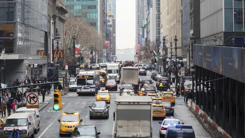 Dichter Verkehr auf der 42nd Street: Als erste US-Metropole will New York eine Fahrzeug-Maut einführen. Dichter Verkehr auf der 42nd Street: Als erste US-Metropole will New York eine Fahrzeug-Maut einführen.