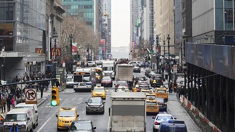 Dichter Verkehr auf der 42nd Street: Als erste US-Metropole will New York eine Fahrzeug-Maut einführen.