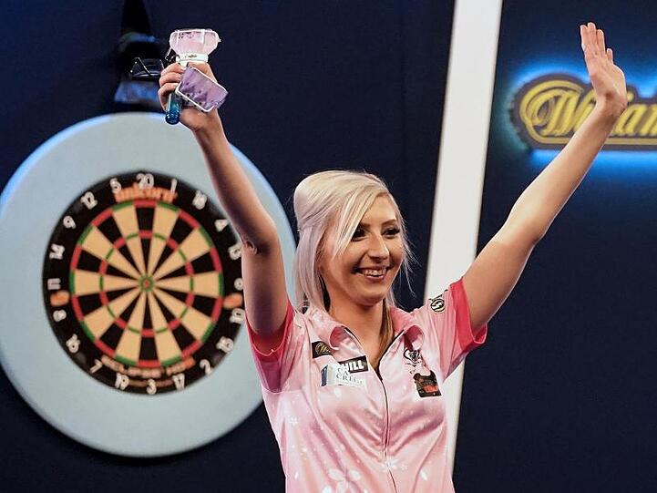 Dartsspielerin Fallon Sherrock wird auf Welttournee gehen.