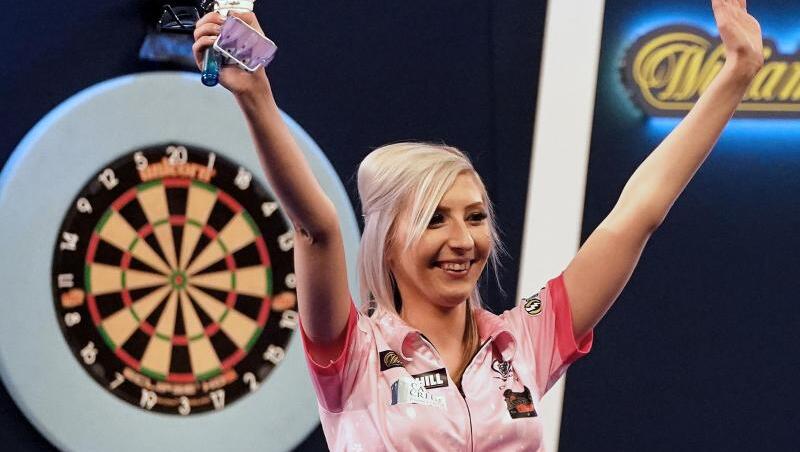 Dartsspielerin Fallon Sherrock wird auf Welttournee gehen. Dartsspielerin Fallon Sherrock wird auf Welttournee gehen.