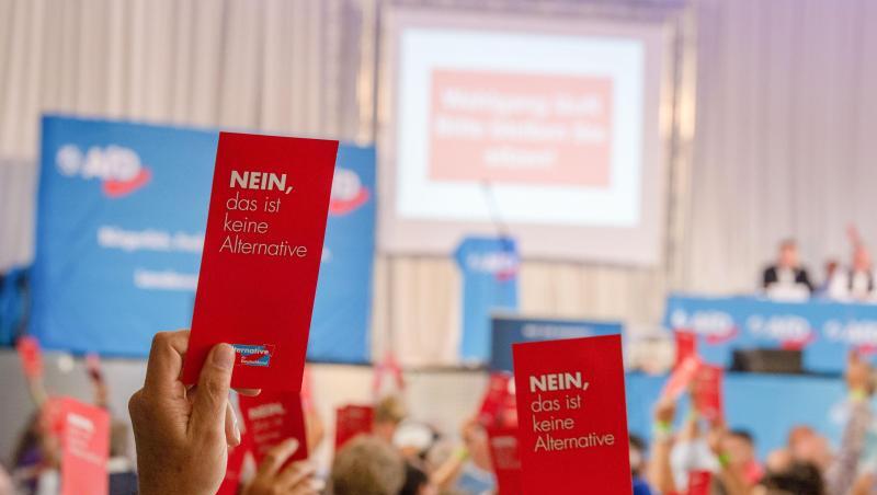 Parteimitglieder stimmen während des Sonder-Landesparteitags der AfD Bayern mit Stimmzetteln ab. Foto: Lino Mirgeler Parteimitglieder stimmen während des Sonder-Landesparteitags der AfD Bayern mit Stimmzetteln ab. Foto: Lino Mirgeler