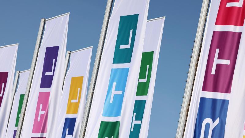 Fahnen mit dem Logo des Fernsehsenders RTL wehen vor dem Gebäude. Fahnen mit dem Logo des Fernsehsenders RTL wehen vor dem Gebäude.