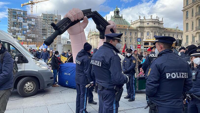 Ein Großaufgebot der Polizei schirmt die Konferenz ab.