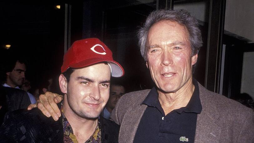 Einige Monate nach der Intervention: Charlie Sheen (l.) und Clint Eastwood im Dezember 1990 bei der Premiere ihres gemeinsamen Films "The Rookie - Der Anfänger".