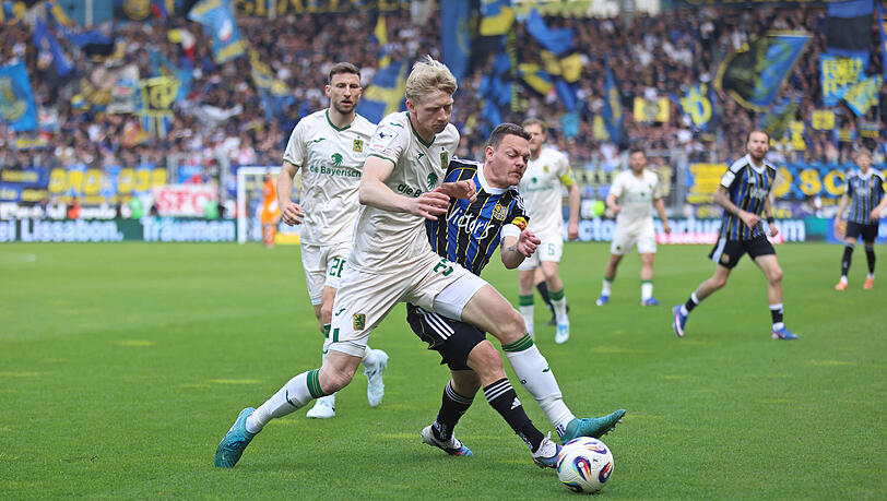 Der blondhaarige Verteidiger des TSV 1860 M&uuml;nchen wirft sich im Ausw&auml;rtsspiel in Saarbr&uuml;cken kompromisslos in den Zweikampf &ndash; ein weiterer Beweis f&uuml;r seinen Status als Mentalit&auml;ts-Spieler im Ringen um einen neuen Vertrag.