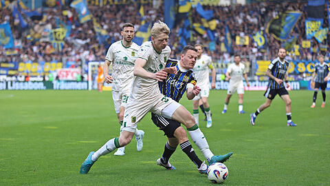 Der blondhaarige Verteidiger des TSV 1860 M&uuml;nchen wirft sich im Ausw&auml;rtsspiel in Saarbr&uuml;cken kompromisslos in den Zweikampf &ndash; ein weiterer Beweis f&uuml;r seinen Status als Mentalit&auml;ts-Spieler im Ringen um einen neuen Vertrag.