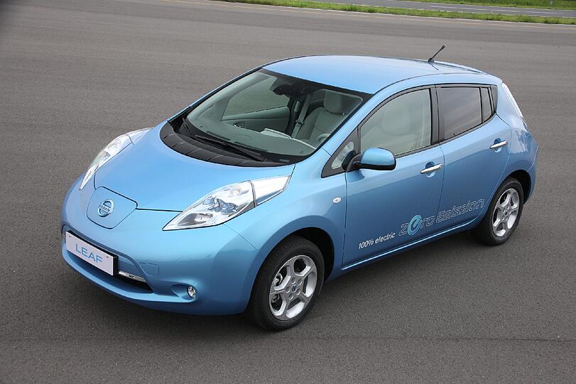 Stromer mit Tankklappe vorn: Der Nissan Leaf startet diesen Monat.