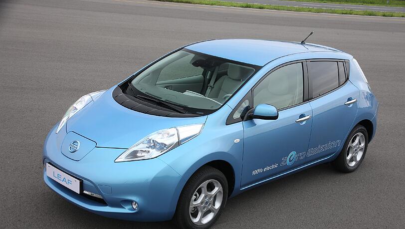 Stromer mit Tankklappe vorn: Der Nissan Leaf startet diesen Monat. Stromer mit Tankklappe vorn: Der Nissan Leaf startet diesen Monat.