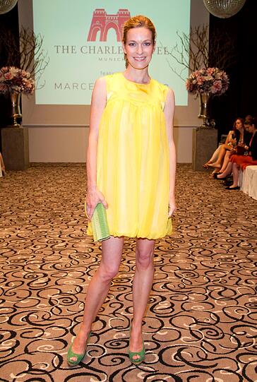 Bei seiner Modenschau am Mittwoch im The Charles Hotel zeigt der junge Münchner Designer Marcel Ostertag seine Kreationen - und präsentiert sie als Model gleich selbst. Prominente Gäste sind unter anderem Mirja Du Mont, Anika Scheibe, Lisa Martinek und Jutta Speidel.