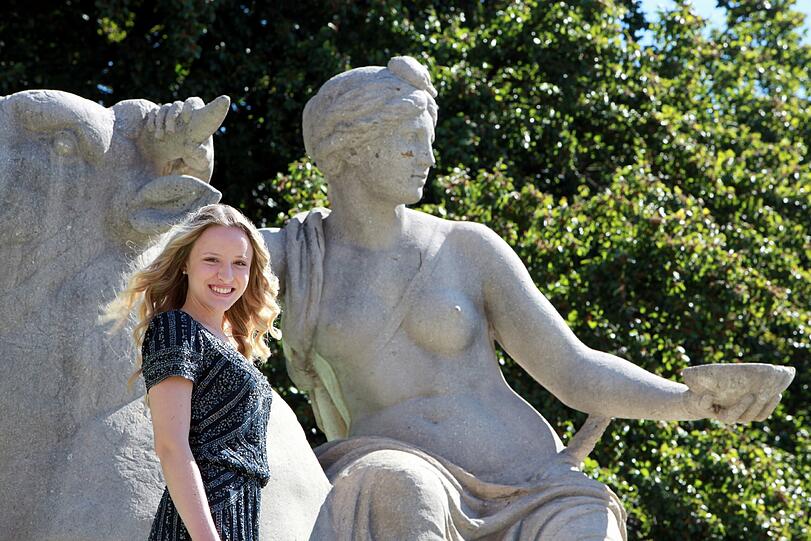 Mehr als 100 Jahre zwischen liegen diesen beiden Porträts: Für die Figur stand Jessis Ur-Oma Modell.