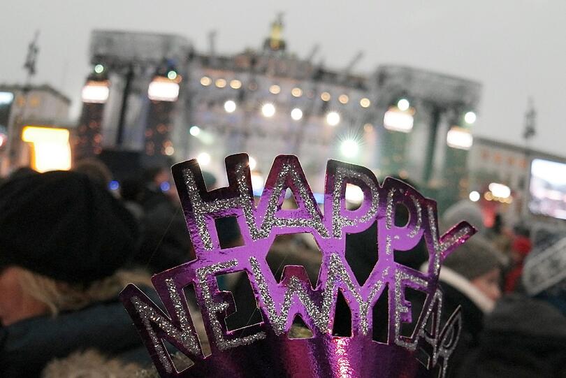 Tausende Menschen feiern eine Silvesterparty am 31.12.2014 am Brandenburger Tor in Berlin.