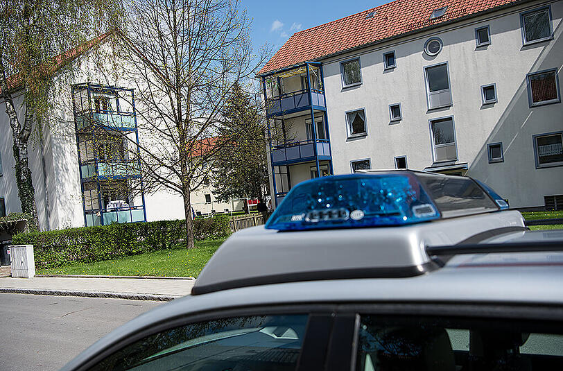 Aus einer Messie-Wohnung in Rosenheim befreiten Polizisten eine eingesperrte 26-Jährige. Die Mutter wollte sich mit einem Sprung ins Treppenhaus das Leben nehmen.
