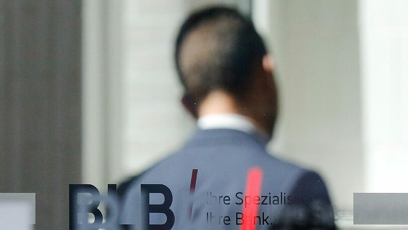 Unmittelbar nach der Verständigung legte die BLB ihre tiefrote Halbjahresbilanz vor. Foto: Focke Strangmann Unmittelbar nach der Verständigung legte die BLB ihre tiefrote Halbjahresbilanz vor. Foto: Focke Strangmann
