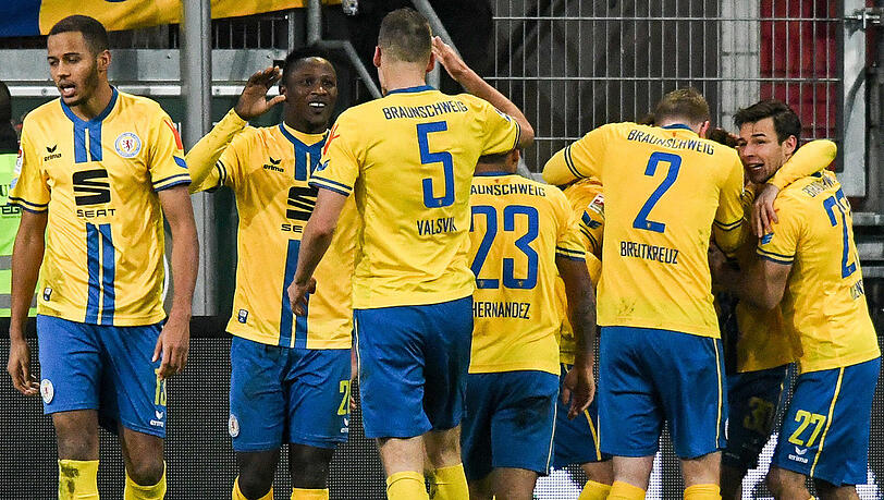 Die Braunschweiger Spieler bejubeln den Treffer zum 2:0 in Ingolstadt. Die Braunschweiger Spieler bejubeln den Treffer zum 2:0 in Ingolstadt.