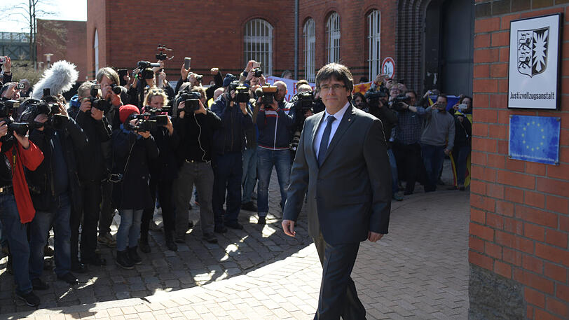 Auf freiem Fuß: Carles Puigdemont, ehemaliger Präsident der spanischen Region Katalonien, verlässt am Freitagmittag die JVA Neumünster.
