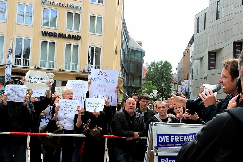 Auf dem Marienplatz tun Studenten ihren Unmut gegen Moschee-Gegner Michael Stürzenberger und seine Partei "Die Freiheit" kund.
