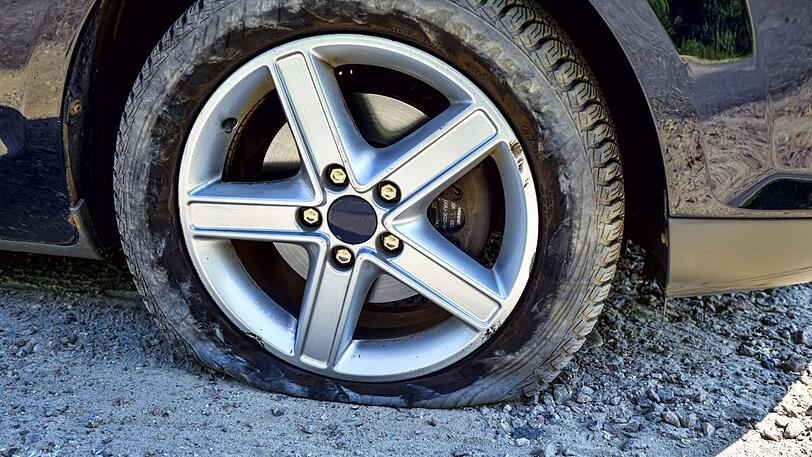 Über zehn Jahre lang stach ein Rentner in Moosach seinen Nachbarn die Autoreifen auf. (Symbolbild)