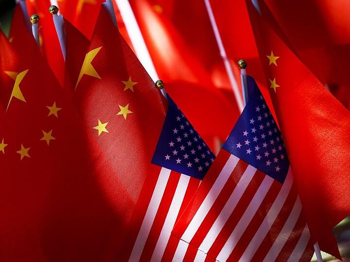 Die Nationalflaggen der USA und Chinas. Der Handelsstreit beider Länder sorgt weltweit für Sorge.