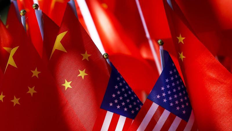 Die Nationalflaggen der USA und Chinas. Der Handelsstreit beider Länder sorgt weltweit für Sorge. Die Nationalflaggen der USA und Chinas. Der Handelsstreit beider Länder sorgt weltweit für Sorge.