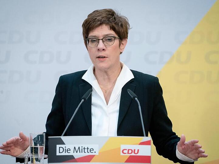 CDU-Chefin Annegret Kramp-Karrenbauer attackierte SPD-Generalsekretär Lars Klingbeil scharf.