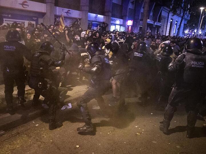In Barcelona und anderen Städten gingen wieder Tausende Demonstranten gegen die harten Gerichtsurteile für neun Separatistenführer auf die Straße.
