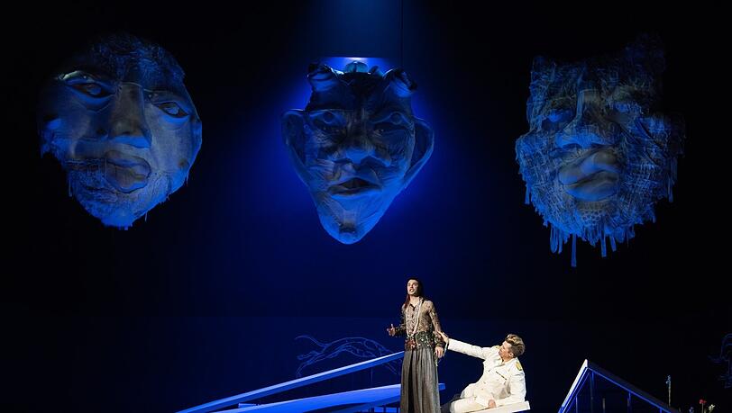 Elmar Hauser (Achill) mit Isaac Tolley (Odysseus, rechts) in der Oper "Achill unter den Mädchen" im Prinzregententheater.