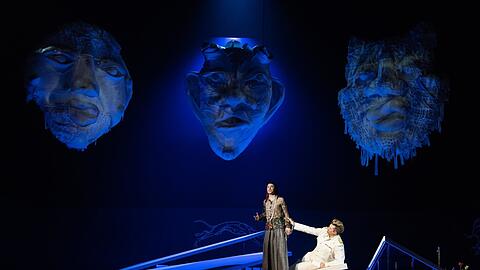 Elmar Hauser (Achill) mit Isaac Tolley (Odysseus, rechts) in der Oper "Achill unter den Mädchen" im Prinzregententheater.
