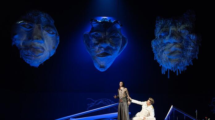 Elmar Hauser (Achill) mit Isaac Tolley (Odysseus, rechts) in der Oper "Achill unter den Mädchen" im Prinzregententheater.