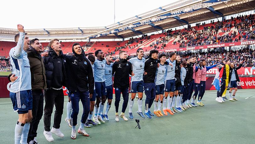 Die Spieler vom HSV jubeln über ihren Sieg vor der Fankurve.