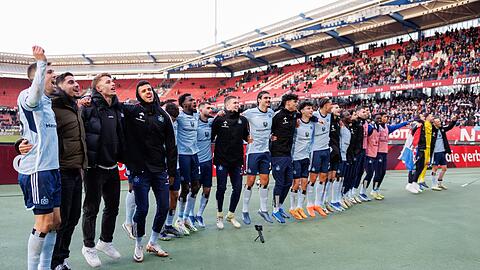 Die Spieler vom HSV jubeln über ihren Sieg vor der Fankurve.