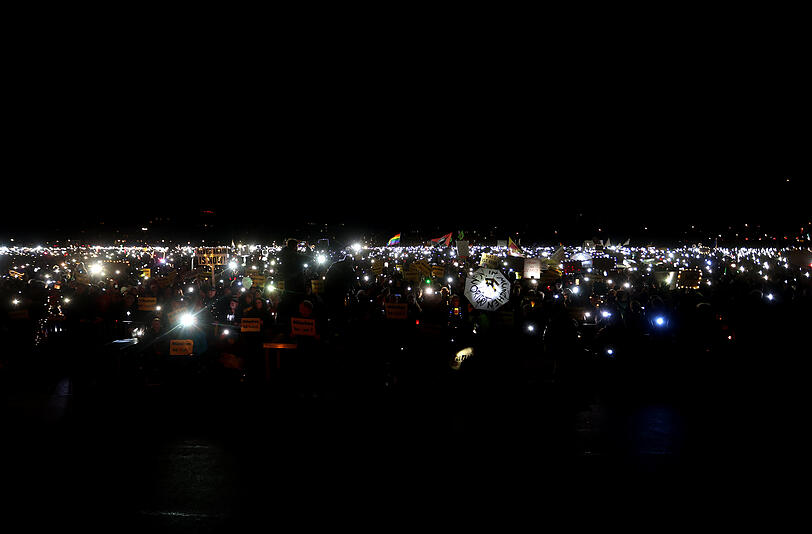 Sie trugen Taschenlampen, Knicklichter, Laternen und andere Lichtquellen in den Händen: Bis zu 100.000 Menschen versammelten sich zur Lichtermeer-Demo auf der Münchner Theresienwiese und setzten ein klares Zeichen gegen Rechts.